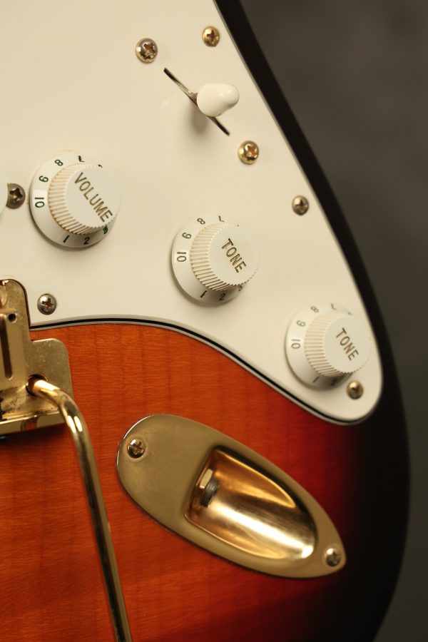 1996 Fender 50th Anniversary Stratocaster Sunburst - Image 8
