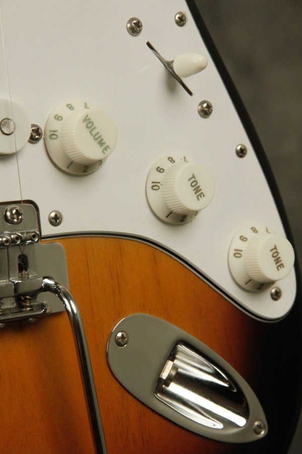1982 Fender Stratocaster Sunburst - Image 11
